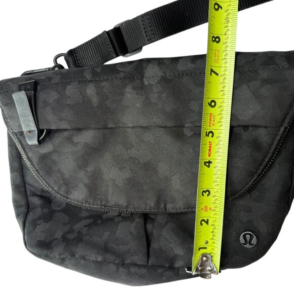 Lululemon Festival Crossbody Bag Purse.  Black. Speckled Camo Pattern Adjustable - Picture 6 of 10